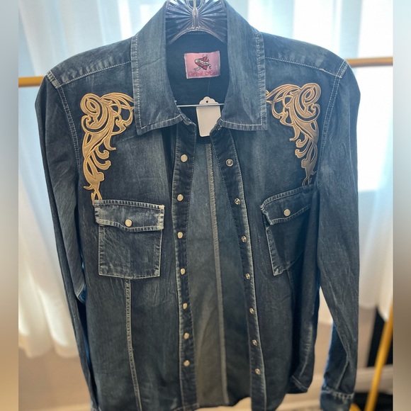 Brand: Wired Heart - Blue Denim Vintage Button-Down, medium size - Picture 6 of 10